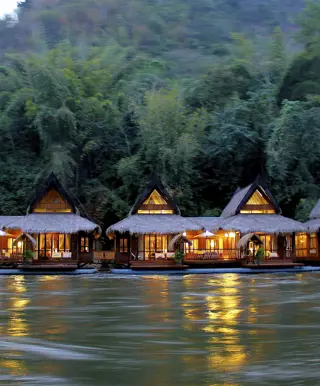 Schwimmende Unterkunft auf dem River Kwai